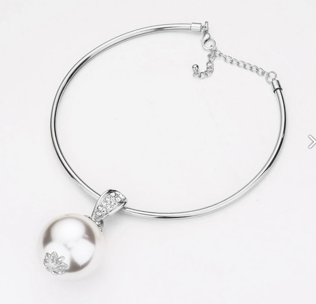 RHINESTONE EMBELLISHED PEARL PENDANT NECKLACE