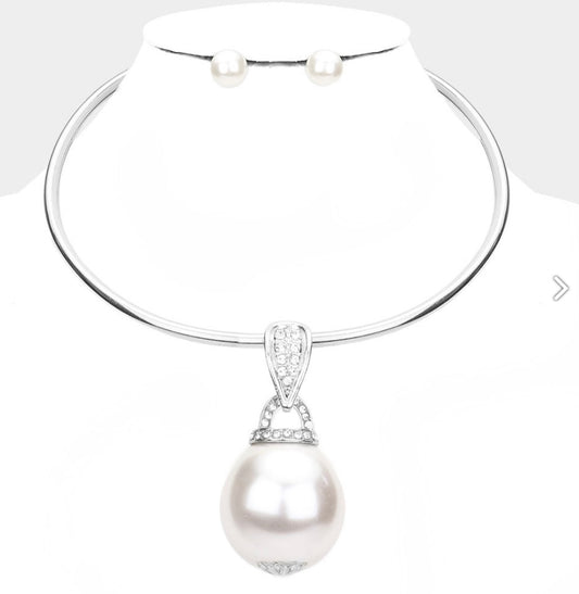 RHINESTONE EMBELLISHED PEARL PENDANT NECKLACE