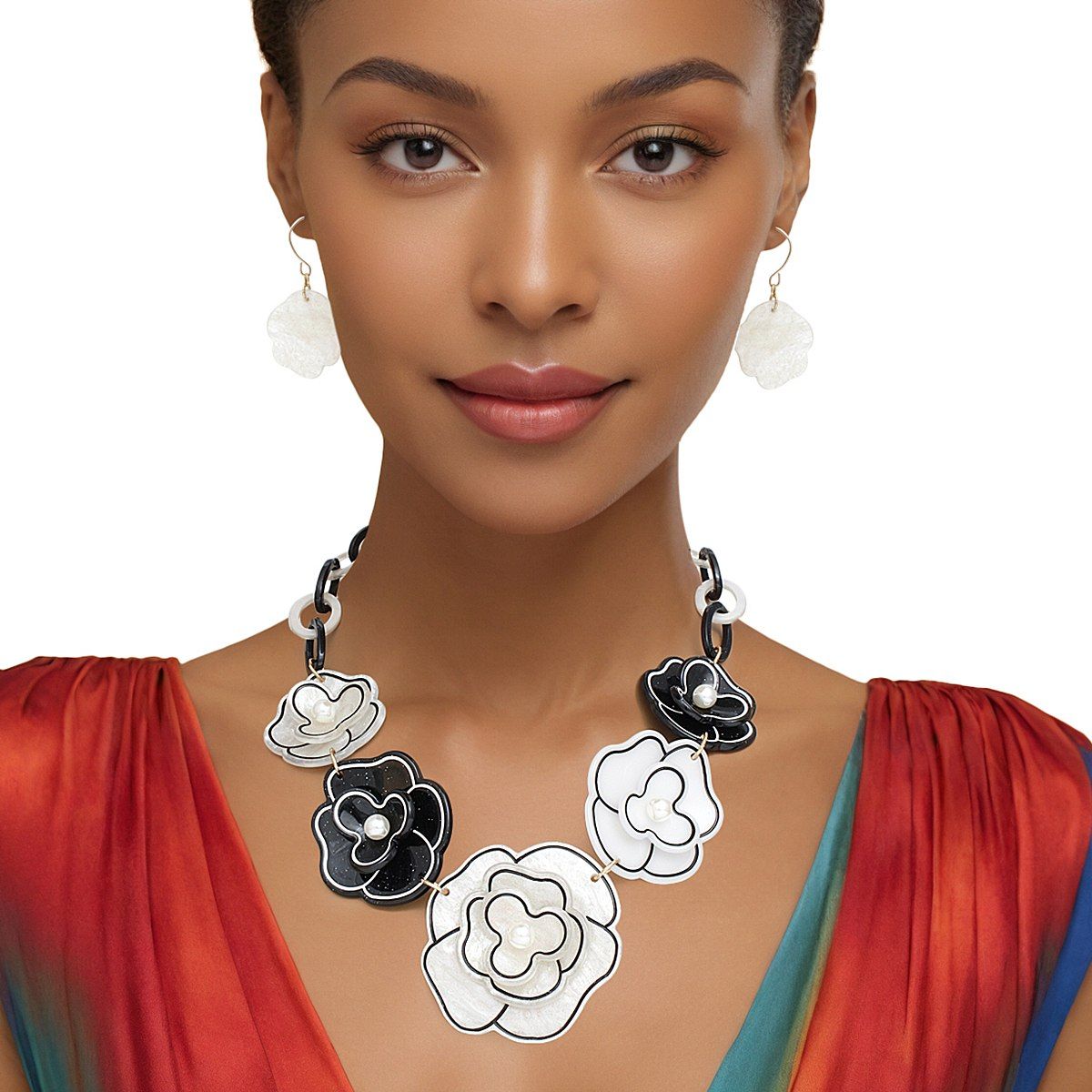 Collar 3D Black White Outlined Flower Necklace